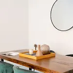 Apartment E10-2 Designer East Village Townhouse 1br W D