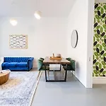 E10-2 Designer East Village Townhouse 1br W D Apartment *