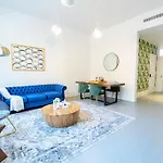 E10-2 Designer East Village Townhouse 1br W D