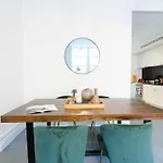 E10-2 Designer East Village Townhouse 1br W D *