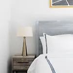Apartment E10-2 Designer East Village Townhouse 1br W D