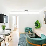 444-3f Newly Renovated 1br In Hell's Kitchen New York