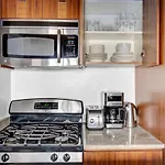 Ues Studio W Balcony Gym Nr Subway Nyc-240