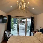 Adorable 1 Bedroom Cottage