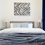 E10-1 Designer East Village Townhouse 1Br