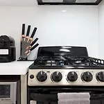 62-3a New Prime Ues W D In Unit Walk 2 C Park *