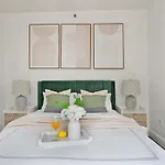 809-6a New 2br Private Roof & View *