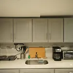 Cozy 2 Bedroom In A Lovely Forest Hills Neighborhood