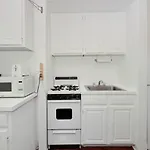 2 Bed Sunny Apartment Midtown Furnished Wifi