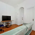 2 Bed Sunny Apartment Midtown Furnished Wifi