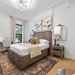 2Br And 2Ba In Historic Brownstone Near Subway