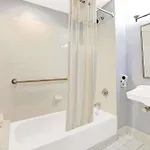 Hotel Howard Johnson Queens Village 2*
