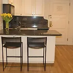 New York Apartment Sleeps 4 Air Con Wifi