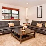 New York Apartment Sleeps 10 Wifi