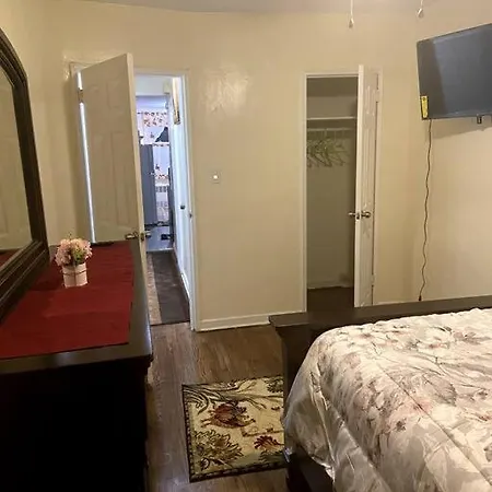 Spacious Newly Renovated 3-bedrooms Apartment *