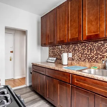 Artsy And Spacious 1 Bedroom In Crown Heights Apartment
