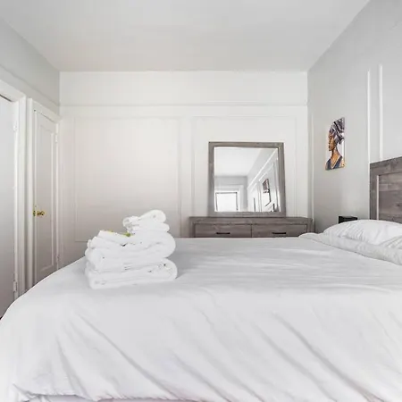 Artsy And Spacious 1 Bedroom In Crown Heights Apartment *