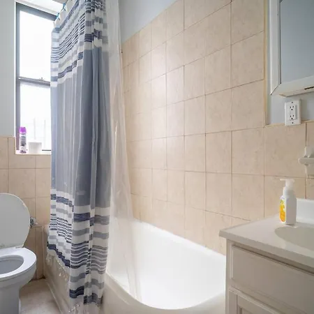Artsy And Spacious 1 Bedroom In Crown Heights Apartment *