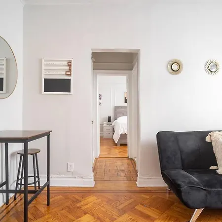 Artsy And Spacious 1 Bedroom In Crown Heights Apartment *
