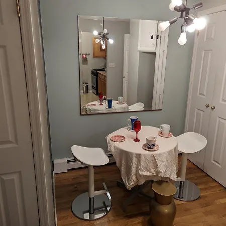 & Affordable Williamsburg Small Homestay *