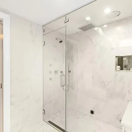 Villa Luxurious 5 Bedroom Townhouse *