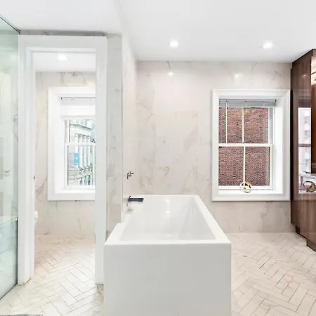 Luxurious 5 Bedroom Townhouse *
