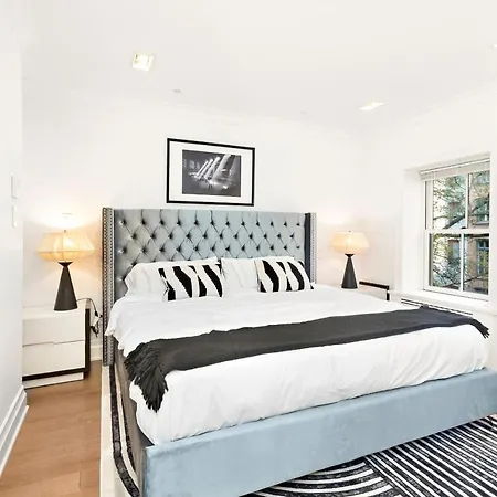 Luxurious 5 Bedroom Townhouse Villa *