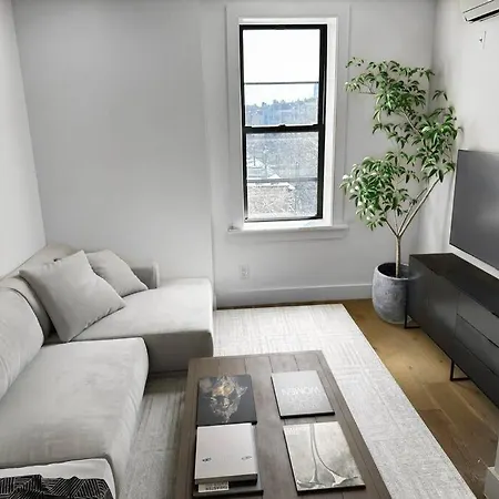 Apartment Newly Renovated Massive Three Bedroom!