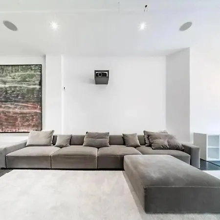 Luxurious 3 Bedroom Beautifully Renovated Loft Apartment