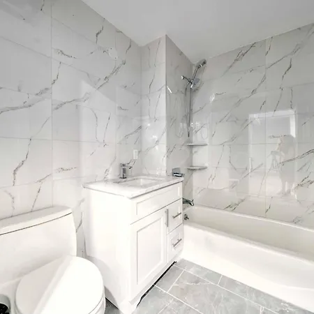 Luxury 2-bedrooms Unit With Elevator, Balcony Apartment