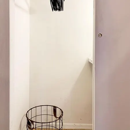 Terracotta - Small Private Bedroom In Les Homestay *