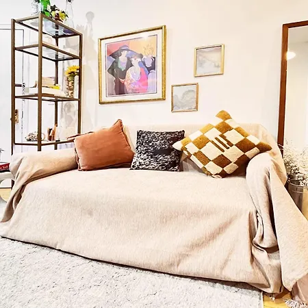 Terracotta - Small Private Bedroom In Les Homestay *