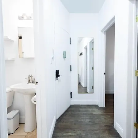 1435-2 3 Bedrooms 2 Bath Wd Ues Apartment *