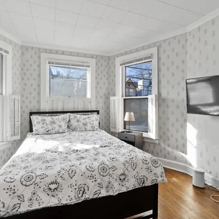 Holiday home The Whimsical Estate Sleeps 16plus 20m To Nyc Free Parking