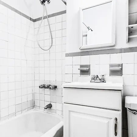 Trendy & Comfy 2 Bdr & 1 Bth In Midtown Manhattan
