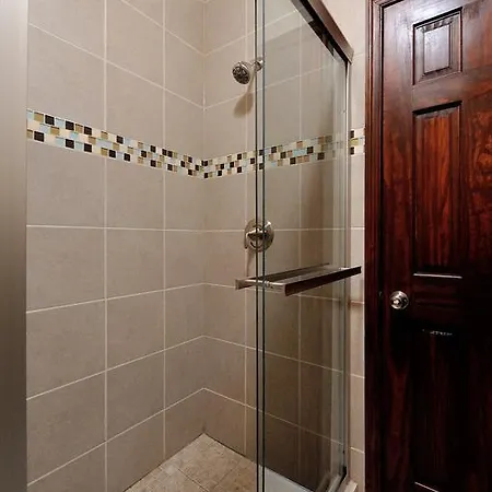 Oversized Chelsea 3 Bed 2 Bath Apartment *