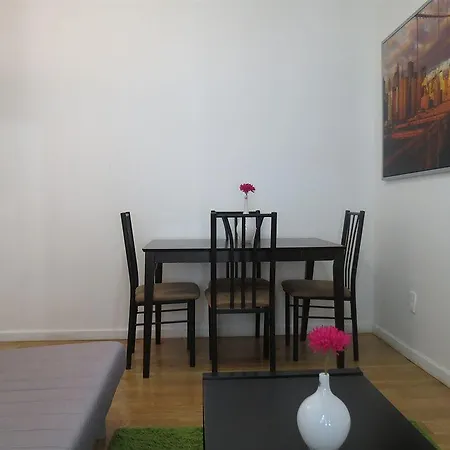 Uptown Broadway Deluxe Apartment *