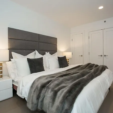 Places4stay Times Square Luxury Apartment