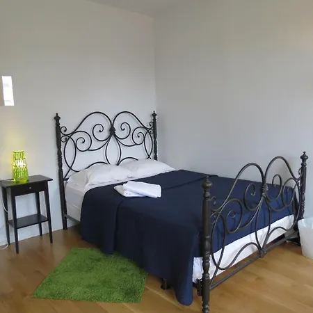 Uptown Broadway Deluxe Apartment