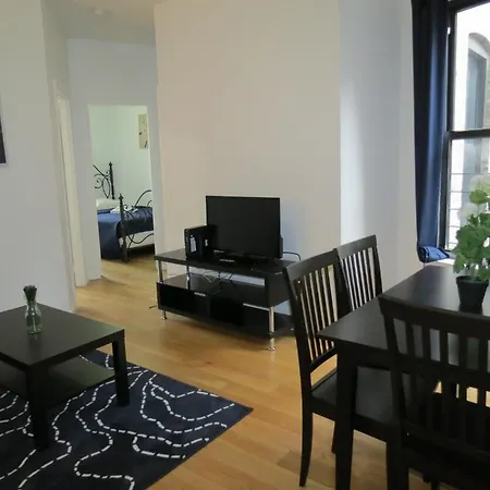 Uptown Broadway Deluxe Apartment