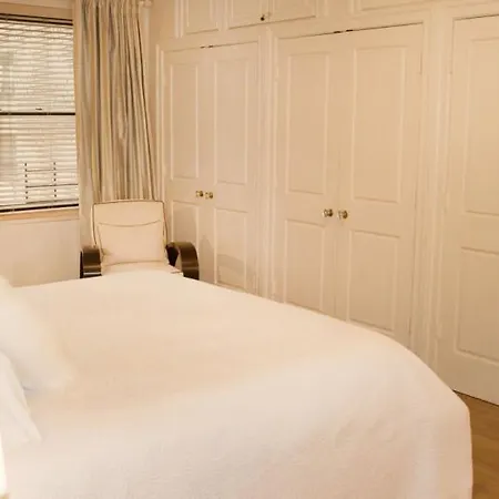 Sleeps 4 Air Con Wifi Apartment