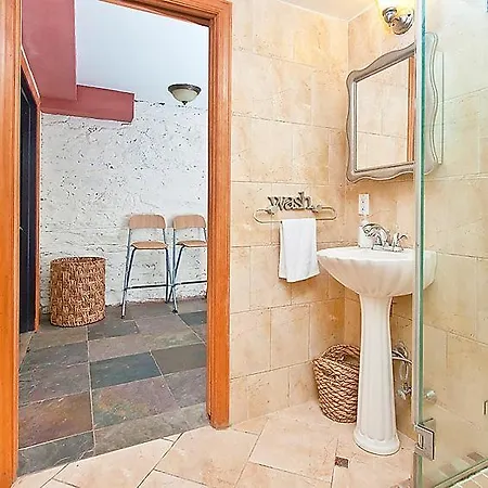 Sleeps 10 Wifi Apartment *