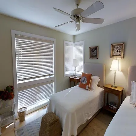 Holiday home Brighton Beach Ocean Front Home. Two New York