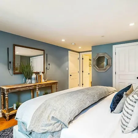 Stayloom's Gorgeous Luxe Brownstone | Near A/c Villa *