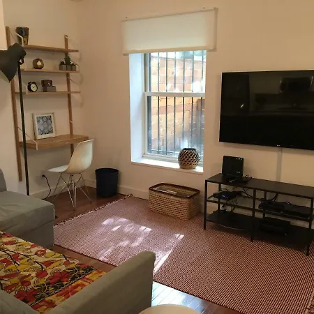 Apartment Steps To Subway! 20 Min To Manhattan! *