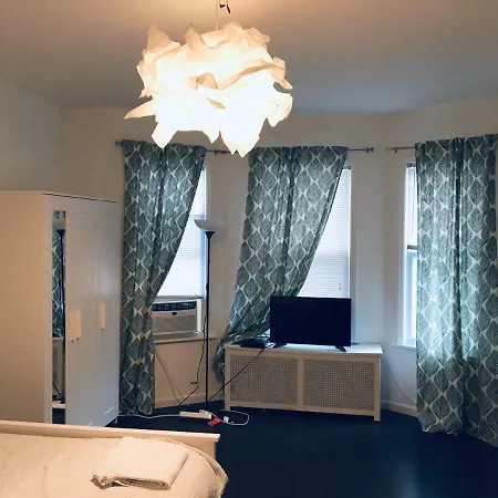 Big Design In 3bdr Apt. Brooklyn.bensonhurst. Homestay