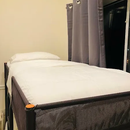 - Brooklyn 3 Bedroom / 2 Bathrooms Apt, Sleeps 7 People *