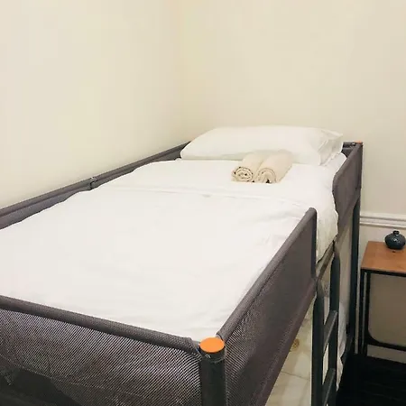 - Brooklyn 3 Bedroom / 2 Bathrooms Apt, Sleeps 7 People Apartment