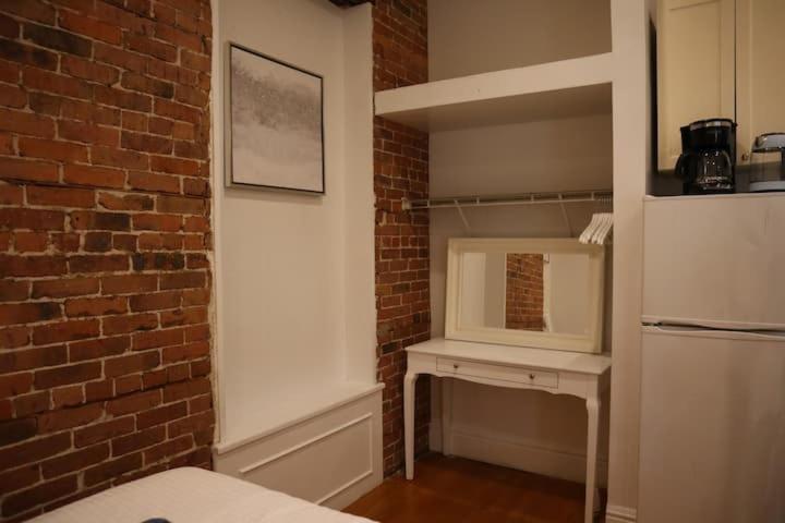 Hansem Near Empire State Building * New York