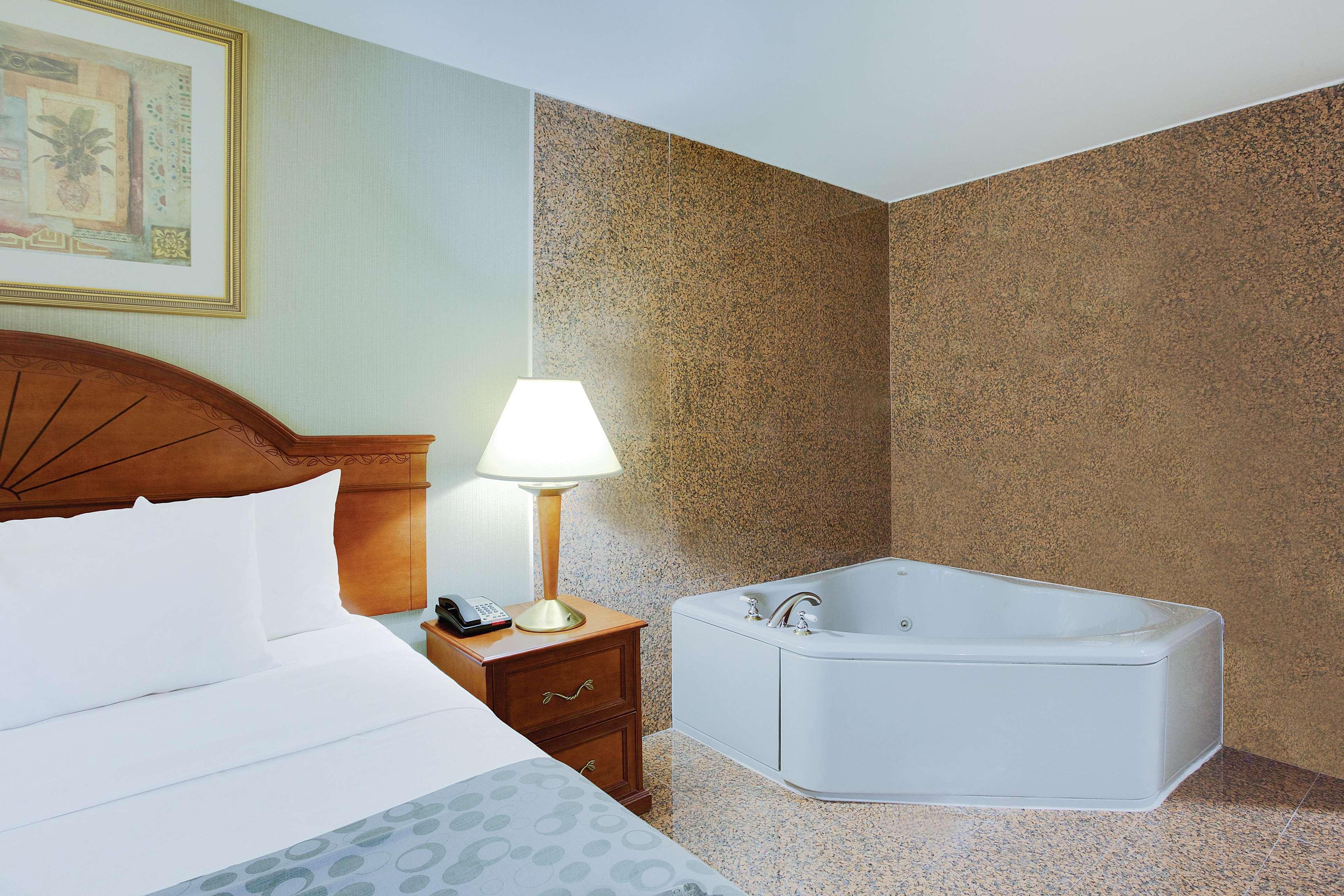 La Quinta By Wyndham Queens Hotel 3*